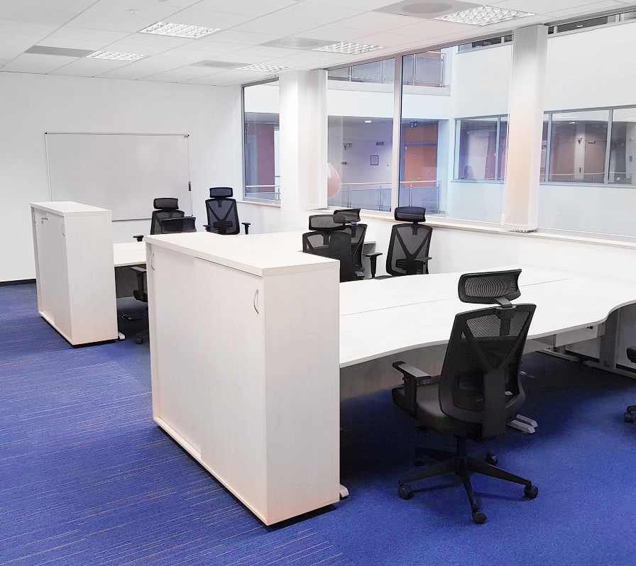 borító-Stúdió-Irodabútor-Infopark