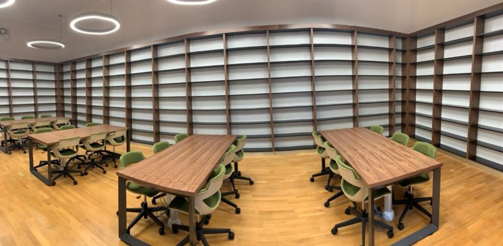 A H-Copex Bútor kivitelezésében a PTE könyvtár projekt, Pécs